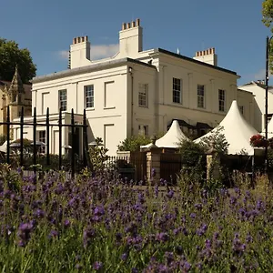 https://no-131-cheltenham.cardiffhotelswales.com